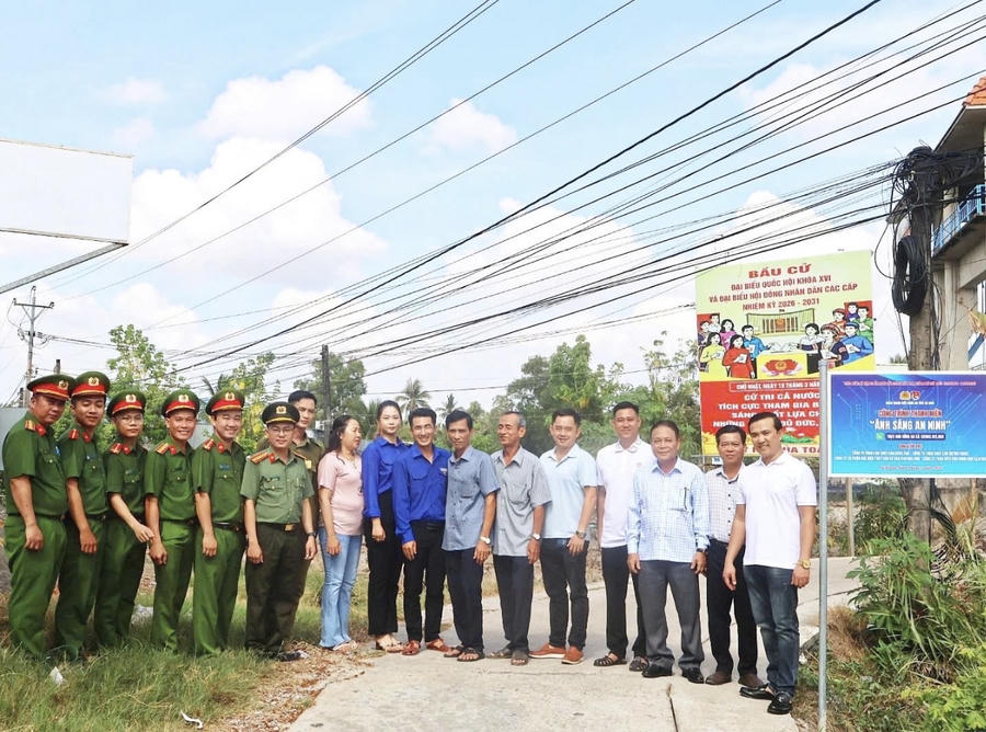 Đoàn Thanh niên Công an tỉnh Cà Mau khánh thành công trình “Ánh sáng an ninh” tại ấp Ông Bích, xã Khánh Bình.