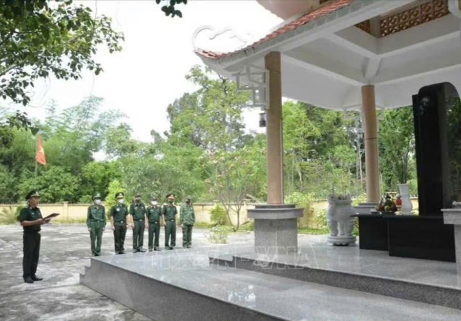 Cựu chiến binh Sư đoàn 470 cùng chiến sĩ Đồn Biên phòng Sêrêpốk dâng hương tại Nhà bia ghi danh các anh hùng liệt sĩ khu vực giáp bờ sông Sêrêpốk. Ảnh: TTXVN
