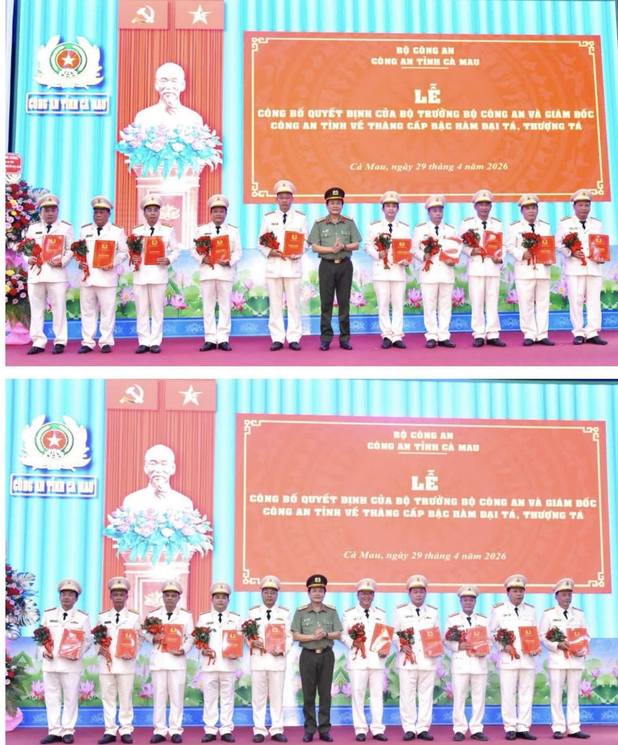 Thừa ủy quyền Bộ trưởng Bộ Công an, Đại tá Hồ Việt Triều - Giám đốc Công an tỉnh Cà Mau trao Quyết định và tặng hoa chúc mừng các đồng chí được thăng cấp bậc hàm Đại tá.