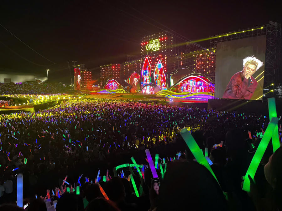 Hàng vạn khán giả hòa mình trong không khí sôi động tại Carnaval Hạ Long 2026.