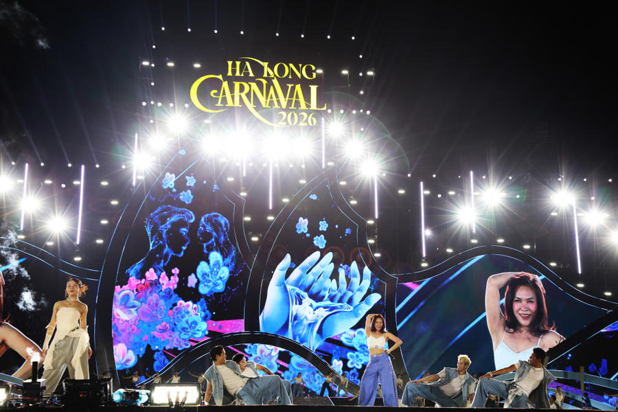 Sân khấu Carnaval Hạ Long 2026 rực rỡ ánh sáng và sắc màu nghệ thuật cùng với nhiều ca sĩ nổi tiếng biểu diễn.