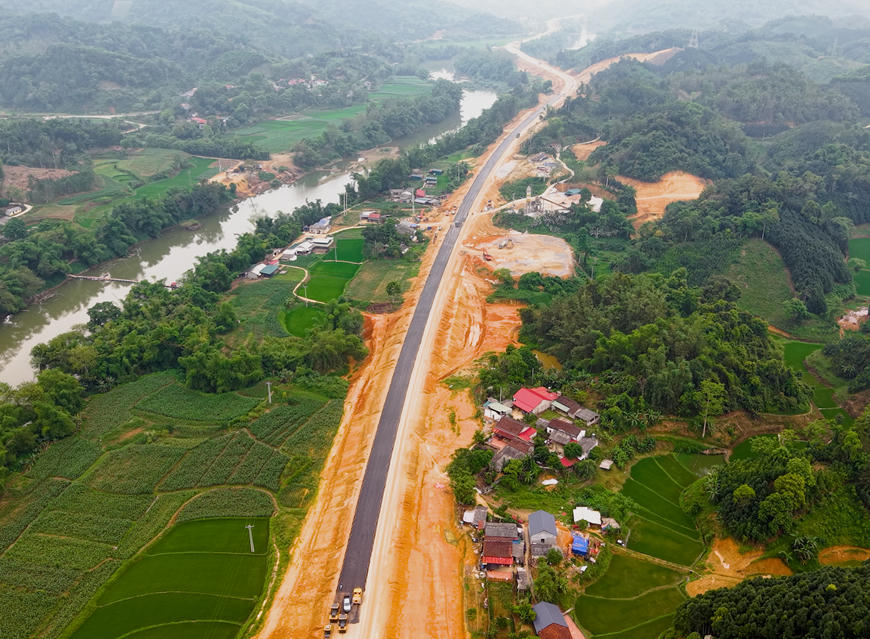 Toàn dự án hiện triển khai 93 mũi thi công cầu, hầm, đường.