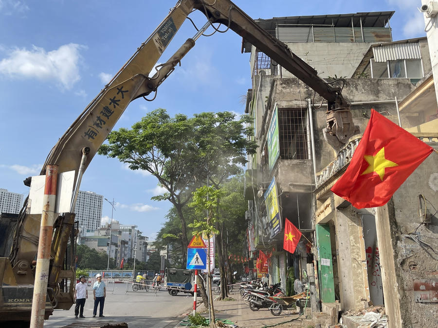 Đồng chí Võ Đăng Dũng - Bí thư Đảng ủy, Chủ tịch HĐND phường và đồng chí Nguyễn Sỹ Đoàn - Phó Bí thư Đảng ủy, Chủ tịch UBND phường kiểm tra hiện trường công tác GPMB ngày 29/4/2026.