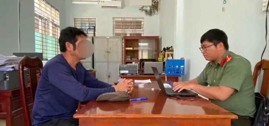 Công an làm việc với N.V.T.