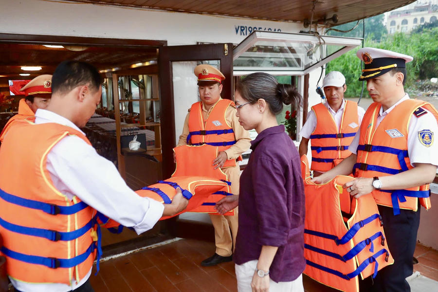 Lực lượng chức năng nhắc nhở hành khách mặc áo phao, sử dụng dụng cụ cứu sinh khi tham gia giao thông đường thủy.