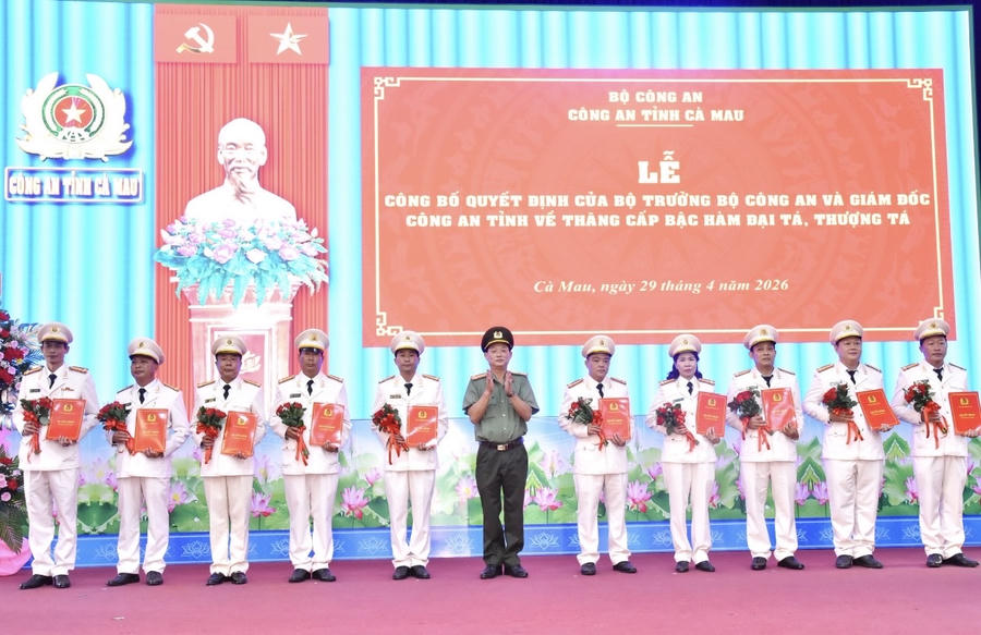 Đại tá Nguyễn Phúc Cường - Ủy viên BTV Đảng ủy, Phó Giám đốc Công an tỉnh Cà Mau, trao Quyết định và tặng hoa chúc mừng các đồng chí được thăng cấp bậc hàm Thượng tá.