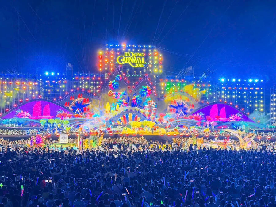 Sân khấu Carnaval Hạ Long 2026 rực rỡ sắc màu, thu hút đông đảo người dân và du khách theo dõi tại Quảng trường 30/10.