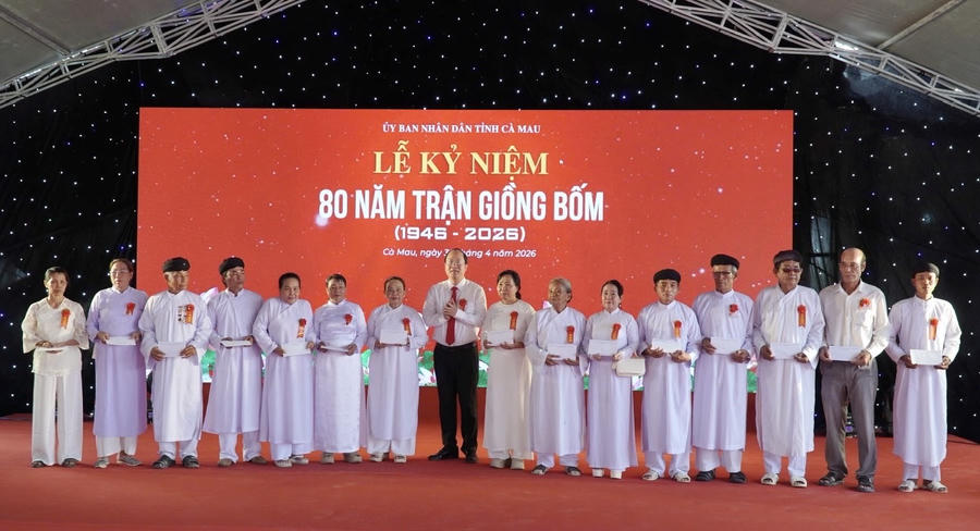 Bí thư Tỉnh ủy Cà Mau tặng quà tri ân cho các gia đình liệt sĩ.