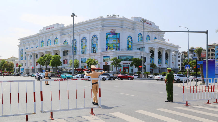 Lực lượng CSGT phân luồng giao thông tại các tuyến đường dẫn đến khu vực diễn diễu Carnaval Hạ Long.