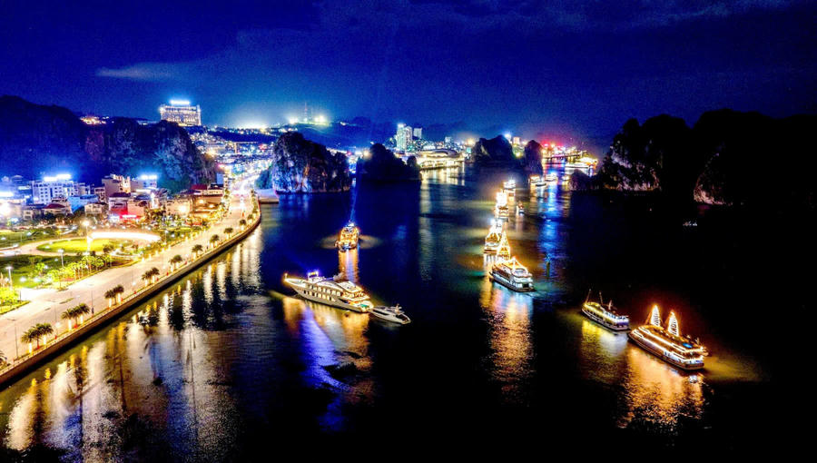 Dàn tàu du lịch thắp sáng mặt vịnh Hạ Long trong đêm Carnaval 2026.