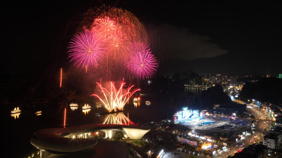 Màn pháo hoa rực rỡ khép lại đêm Carnaval Hạ Long 2026 bên vịnh Di sản.