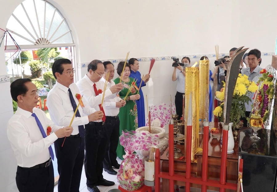 Các đại biểu dâng hương tưởng niệm các Anh hùng liệt sĩ tại Di tích lịch sử quốc gia Địa điểm Trận Giồng Bốm năm 1946 (xã Phong Thạnh, tỉnh Cà Mau).