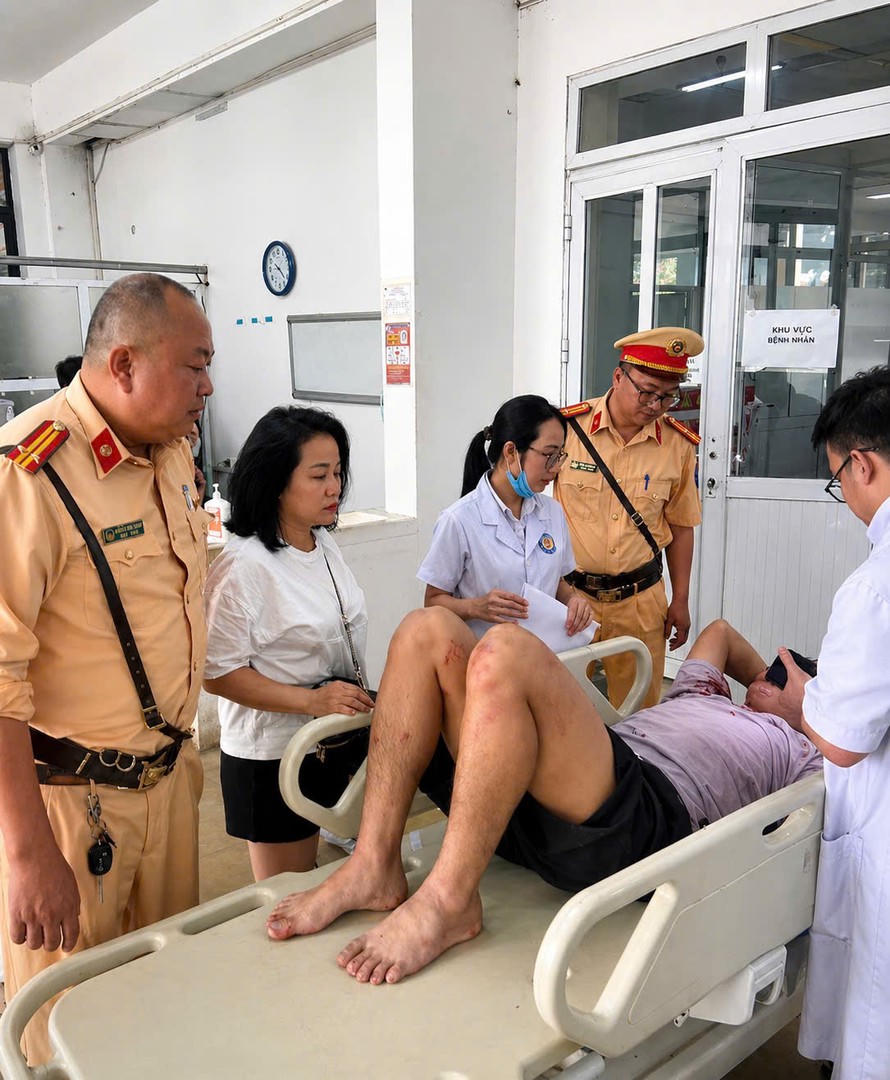 Cảnh sát giao thông đưa nạn nhân bị tai nạn giao thông, chấn thương nặng vùng đầu đến bệnh viện cấp cứu.