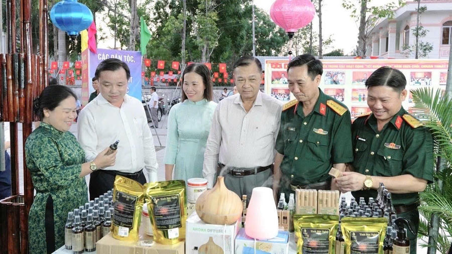 Rất đông đại biểu và khách đên tham quan không gian trưng bày sản phẩm