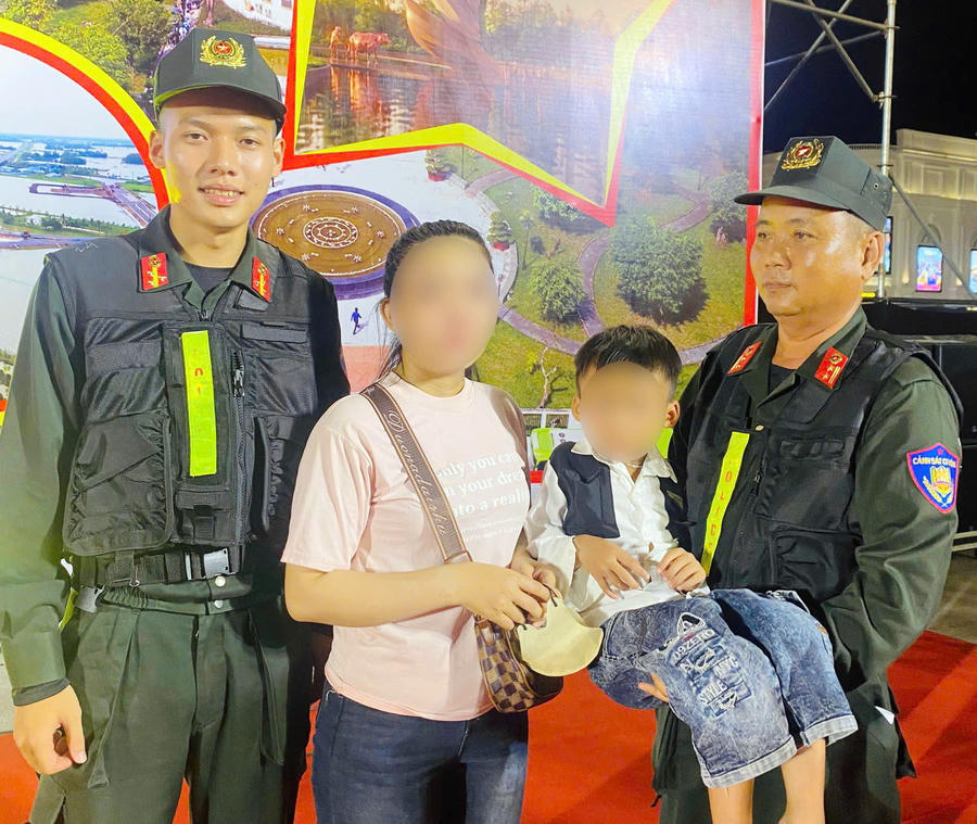Gia đình cháu bé xúc động nhận lại con từ lực lượng làm nhiệm vụ.