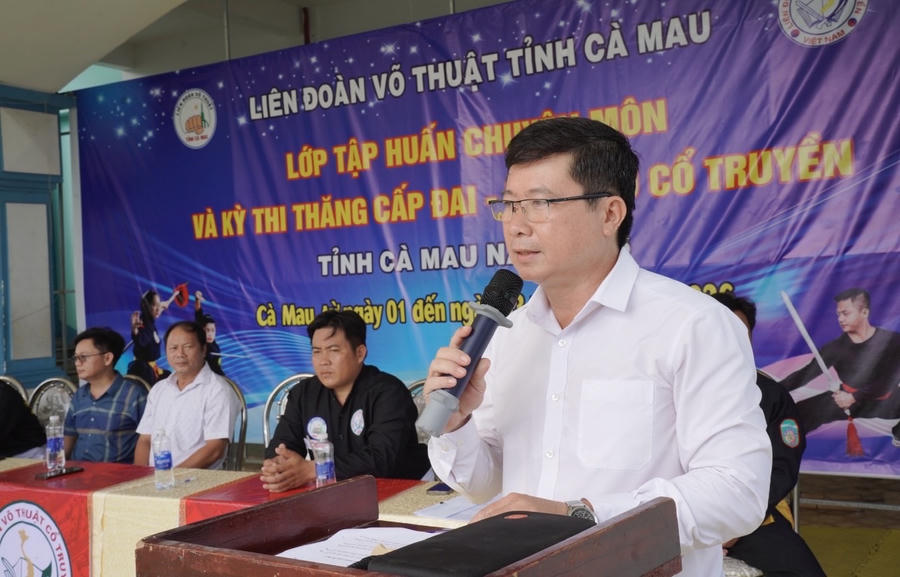 Thượng tá Lê Minh Bộ – Phó Chủ tịch Liên đoàn Võ thuật tỉnh Cà Mau phát biểu khai giảng.