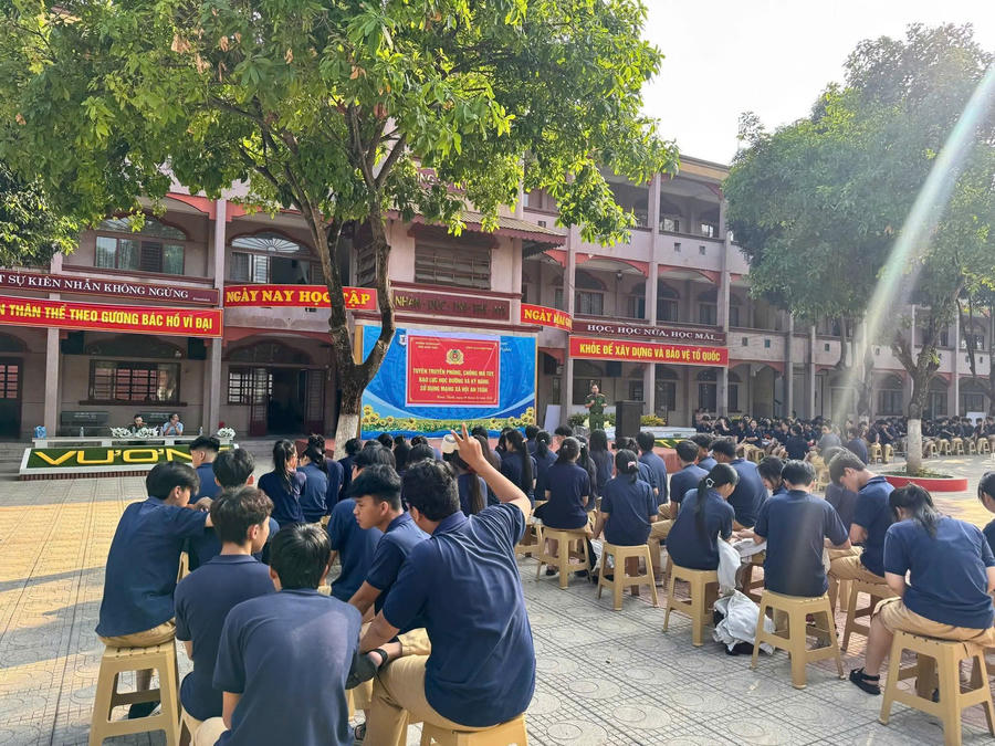 Buổi tuyên truyền chuyên đề tại sân trường TH-THCS-THPT Trần Quốc Tuấn.