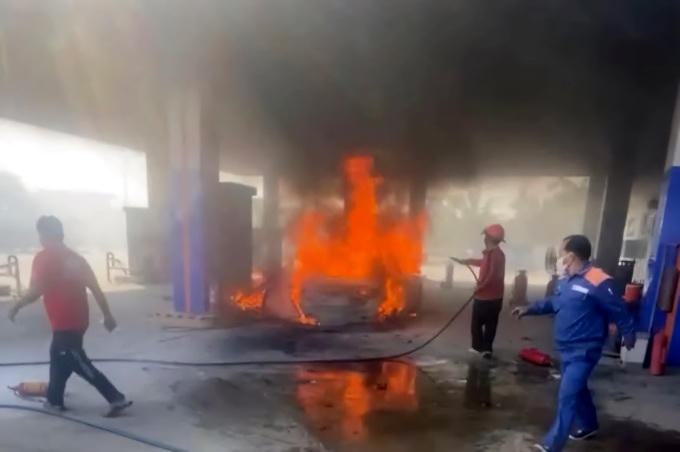 Ngọn lửa nhanh chóng bao trùm toàn bộ chiếc xe. Ảnh cắt từ video