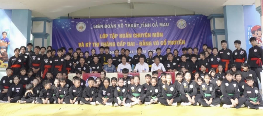 Đại biểu và các võ sinh chụp ảnh lưu niệm.
