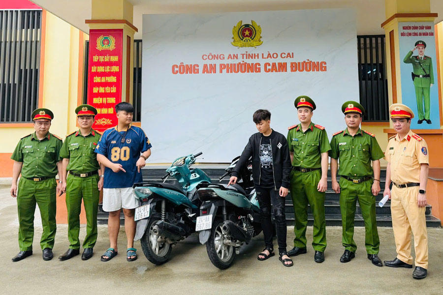 2 đối tượng bị triệu tập đến trụ sở công an làm việc. Ảnh: Công an Lào Cai