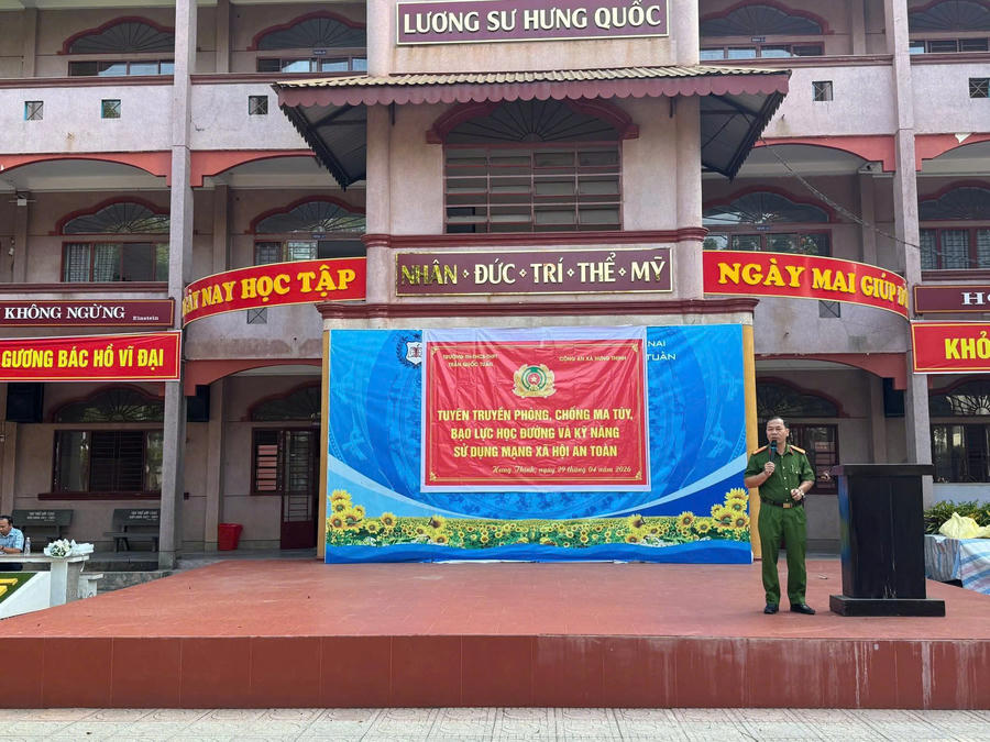 Trung tá Cao Hữu Thương – Phó Công an xã Hưng Thịnh phổ biến các kiến thức pháp luật và kỹ năng an toàn học đường cho học sinh.