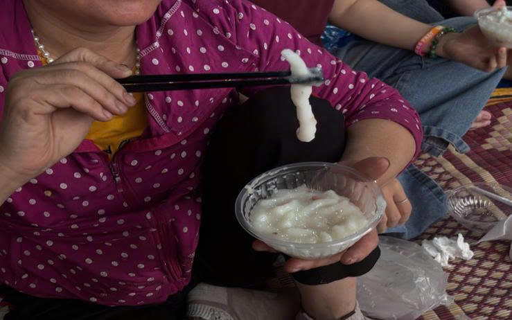 Món cháo được ăn bằng đũa độc đáo. Ảnh: Phương Thảo.