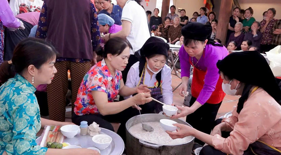 Những bát cháo se xuất hiện trong dịp lễ hội làng. Ảnh: Phương Thảo