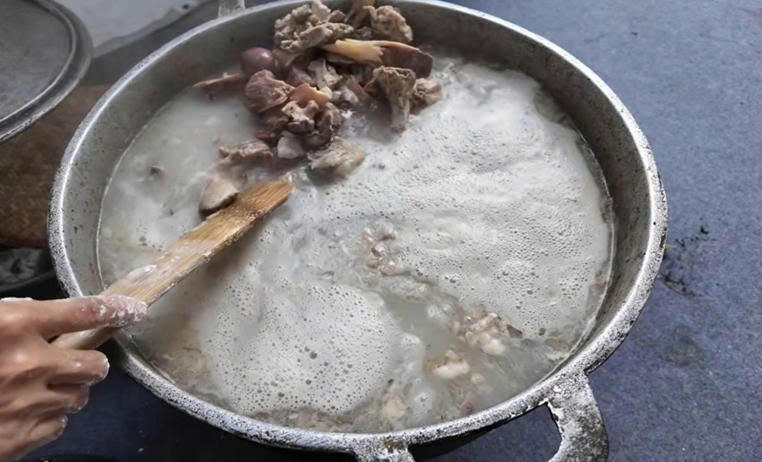 Theo bà, để nấu được nồi cháo ngon, ngoài phần “con se” thì nước dùng đóng vai trò quyết định. Xương lợn được ninh để tạo vị ngọt tự nhiên, trong khi phần thịt được băm nhỏ, xào thơm với hành rồi cho vào sau cùng để giữ độ béo và dậy mùi (Ảnh: Hà My).