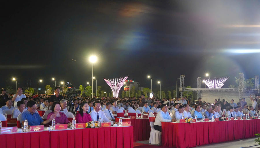 Các đại biểu tham dự chương trình.