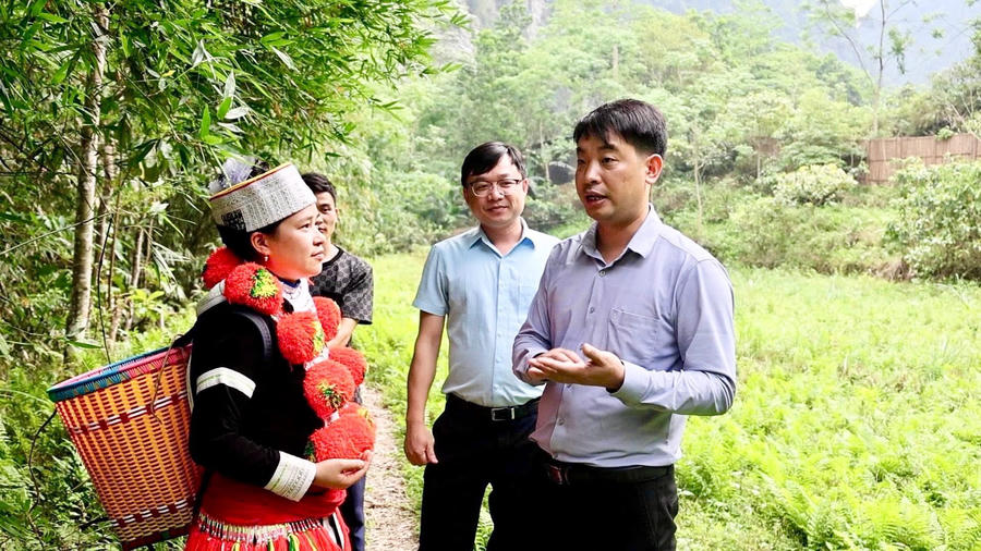Chủ tịch UBND xã Lâm Bình Trương Văn Quang (bìa phải).
