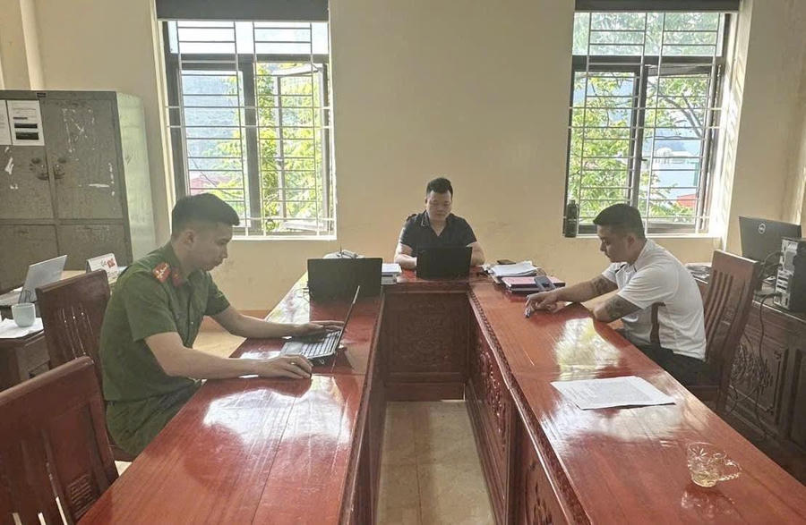 Vũ Quang Tiến (áo trắng) tại cơ quan Công an xã Mèo Vạc. (Ảnh: CA Tuyên Quang).