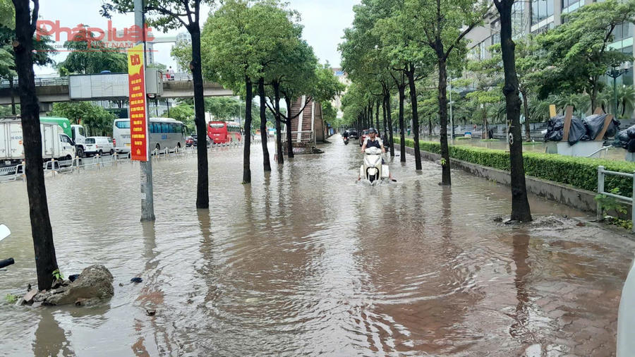 Lượng mưa lớn trong đợt mưa năm 2025 đã gây úng&nbsp;ngập một đoạn đường Võ Chí Công (phường Tây Hồ).
