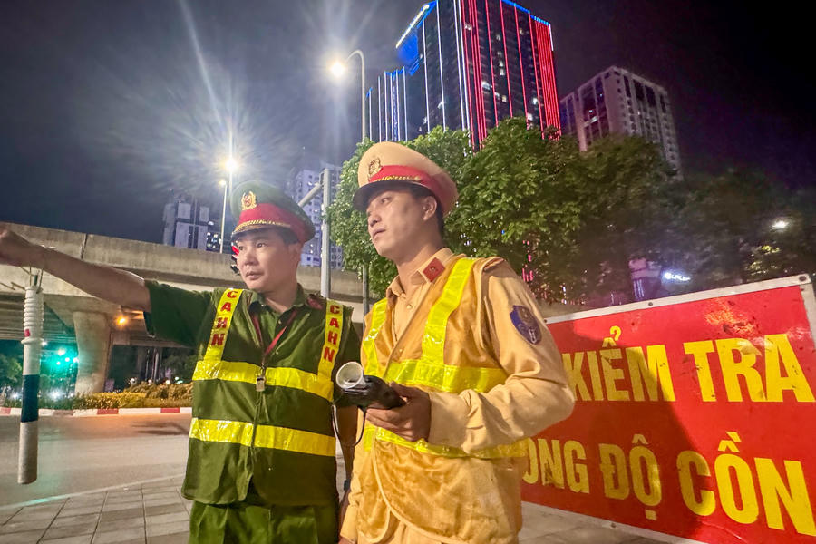 CSGT Hà Nội tăng cường kiểm soát nồng độ cồn.