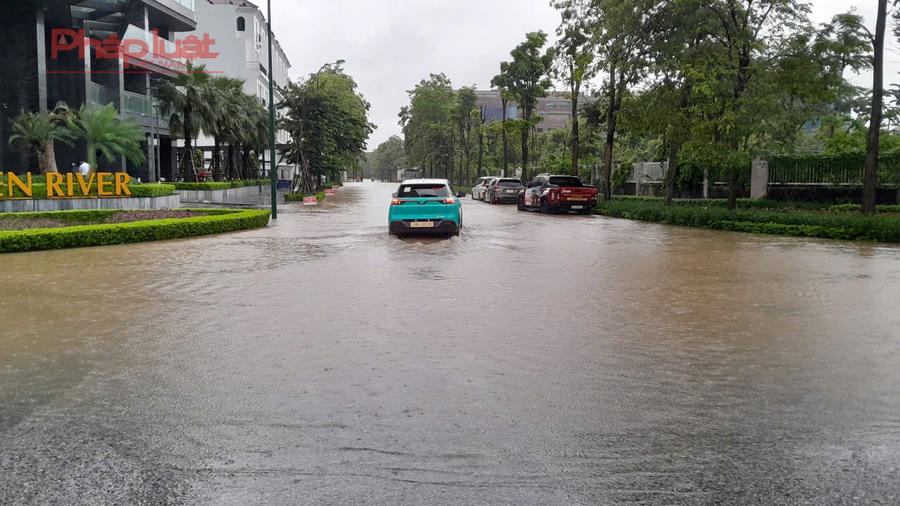 Những năm vừa qua, trên địa bàn Thành phố Hà Nội tình trạng úng ngập xảy ra hết sức nghiêm trọng. Việc đầu tư xây dựng hệ thống thoát nước, chống ngập là cấp bách.