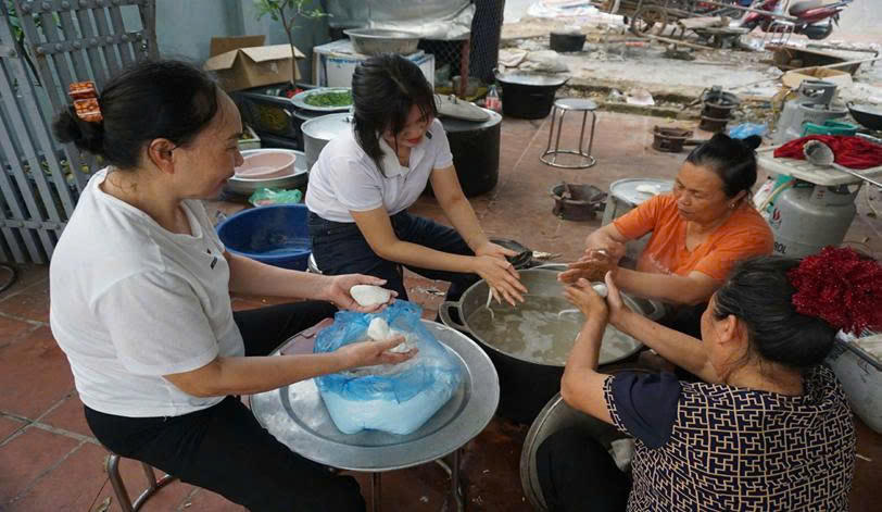 Công đoạn se bột của món cháo. Ảnh: Phương Thảo.