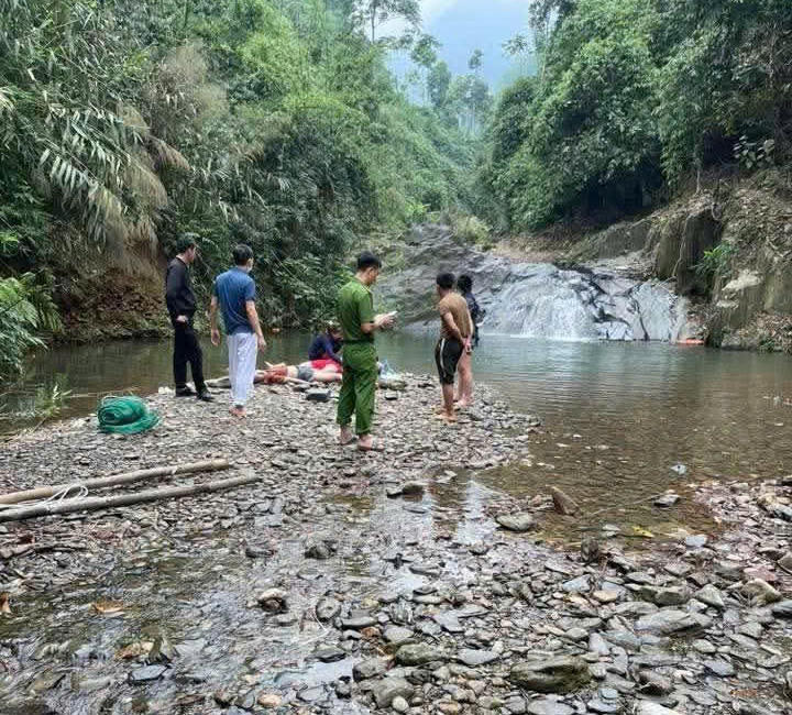 Hiện trường vụ đuối nước làm 2 công dân tử vong tại Ao Giời - Suối Tiên.