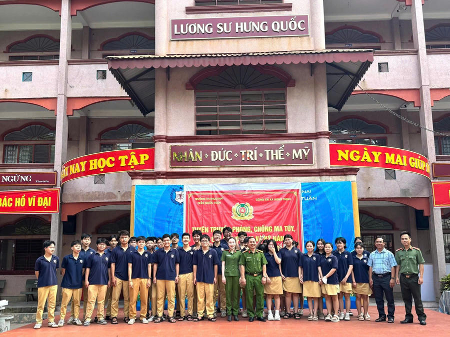 Đại diện Công an xã Hưng Thịnh, Ban Giám hiệu nhà trường cùng các em học sinh chụp hình lưu niệm.