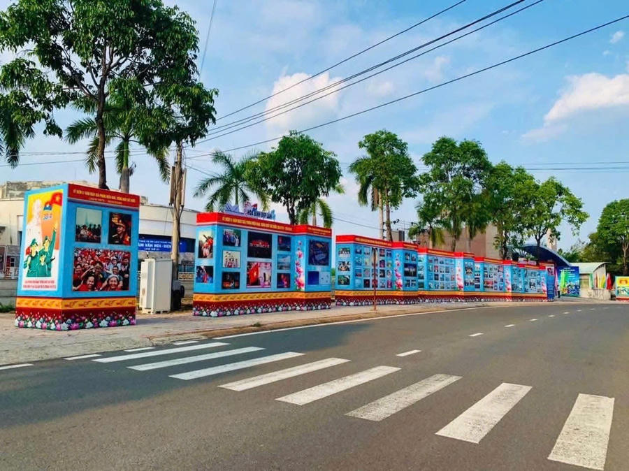Quang cảnh trước chương trình nghệ thuật.