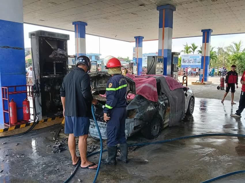 Hiện trường vụ hỏa hoạn gây hậu quả nghiêm trọng.