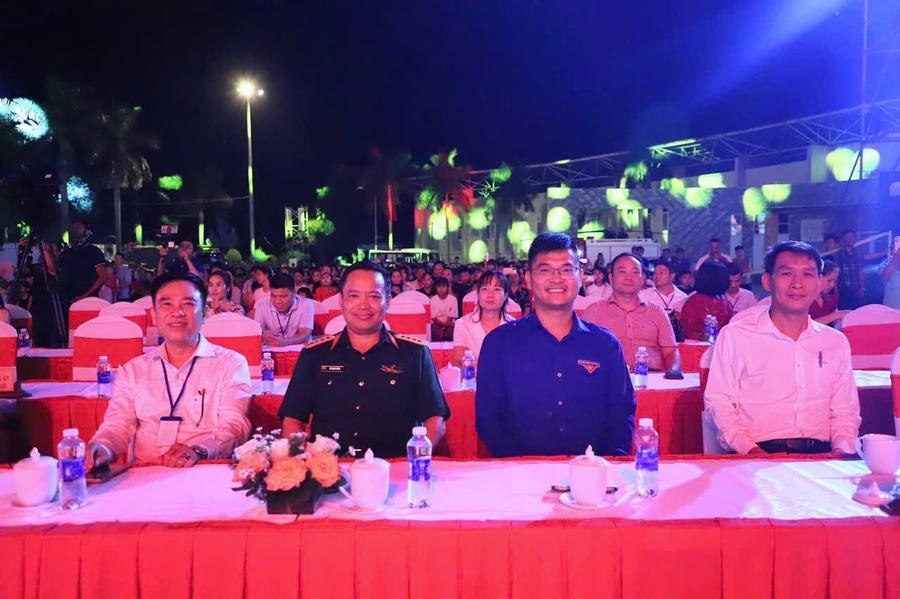 Các đại biểu tham dự.
