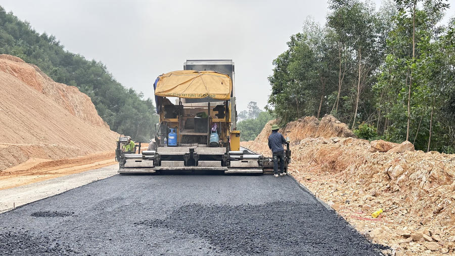 Các gói thầu xây lắp được đẩy nhanh tiến độ, thi công cả ngày lẫn đêm.