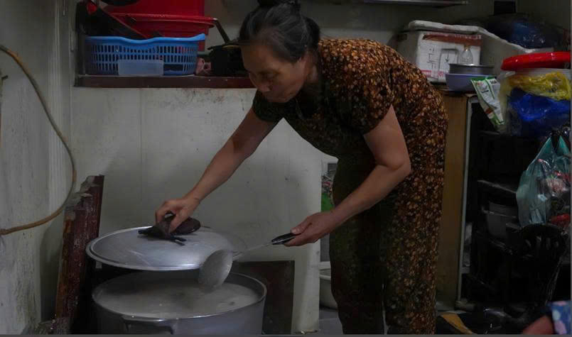Bà Bùi Thị Thảo, người tận tâm với món ăn truyền thống 20 năm. Ảnh: Hà My.