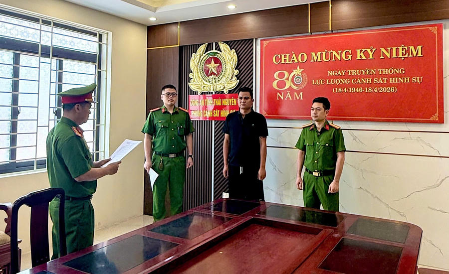 Cơ quan Cảnh sát điều tra tống đạt quyết định và lệnh đối với Hoàng Trọng Tuân.