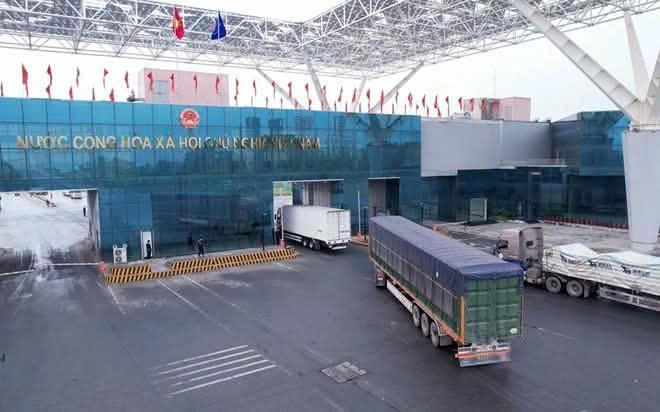 Xe hàng làm thủ tục thông quan tại Cửa khẩu quốc tế Móng Cái, Quảng Ninh.