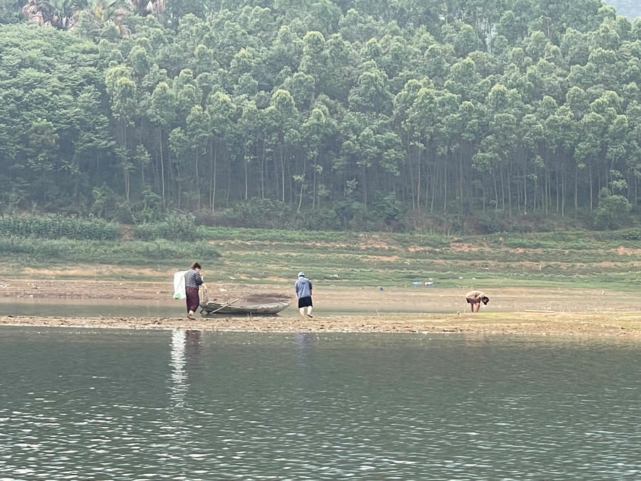 Ngoài ra họ cũng đánh bắt thuỷ sản.