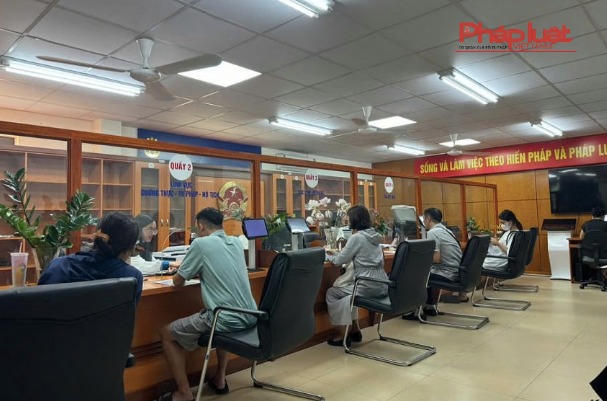 Người dân thực hiện các thủ tục hành chính tại phường Xuân Phương, Hà Nội. Hình ảnh minh hoạ.