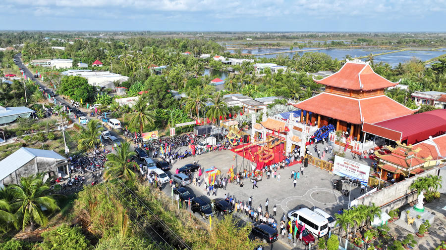 Chương trình biểu diễn nghệ thuật tại Đền thờ Vua Hùng (xã Trí Phải) do Đoàn Cải lương Hương Tràm thực hiện đã thu hút khoảng 1.300 lượt người đến xem.