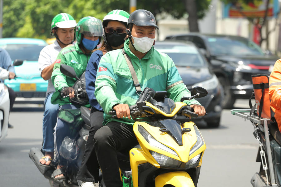 Hà Nội đề xuất hạn chế xe ôm công nghệ chạy xăng tại vùng phát thải thấp. Ảnh minh hoạ.