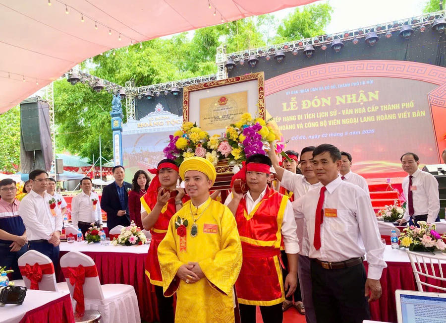 Ban Tổ chức trang nghiêm tổ chức nghi thức rước Bằng xếp hạng di tích về nhà thờ.