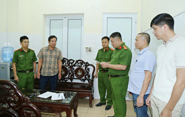 Cơ quan chức năng tiến hành thủ tục bắt giữ Phó GĐ BV Phổi Hoàng Văn Huấn. Ảnh CA tỉnh Bắc Ninh.